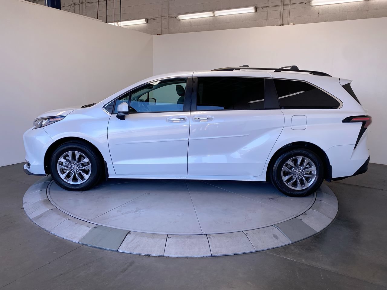 Used 2024 Toyota Sienna XLE w/ XLE Plus Package AWD/4WD image 2