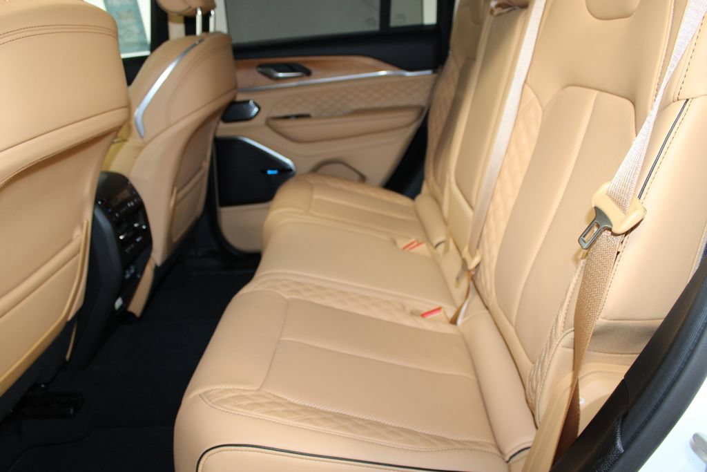 Used 2024 Jeep Grand Cherokee Summit AWD/4WD image 24