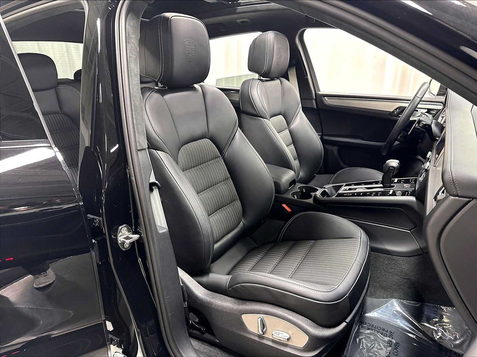Used 2026 Porsche Macan Turbo AWD/4WD image 29