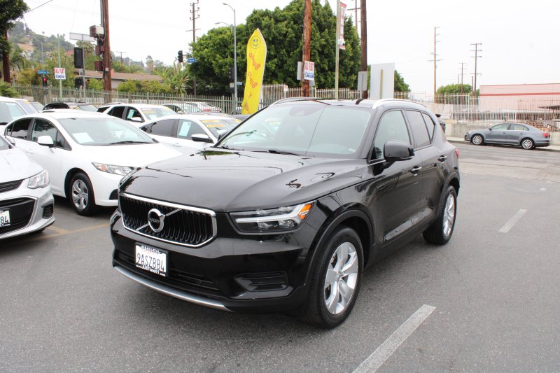 Used 2022 Volvo XC40 T4 Momentum image 3