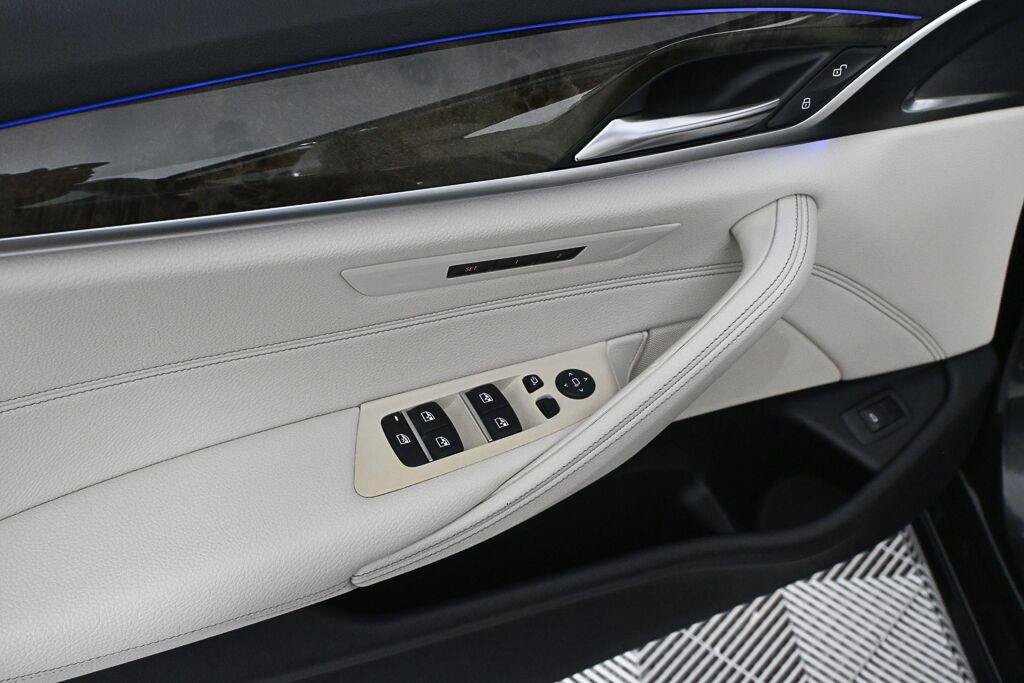 Used 2019 BMW 530i w/ Luxury Package RWD image 8