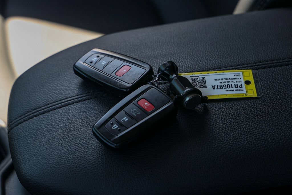 Used 2022 Toyota RAV4 XLE Premium AWD/4WD image 33