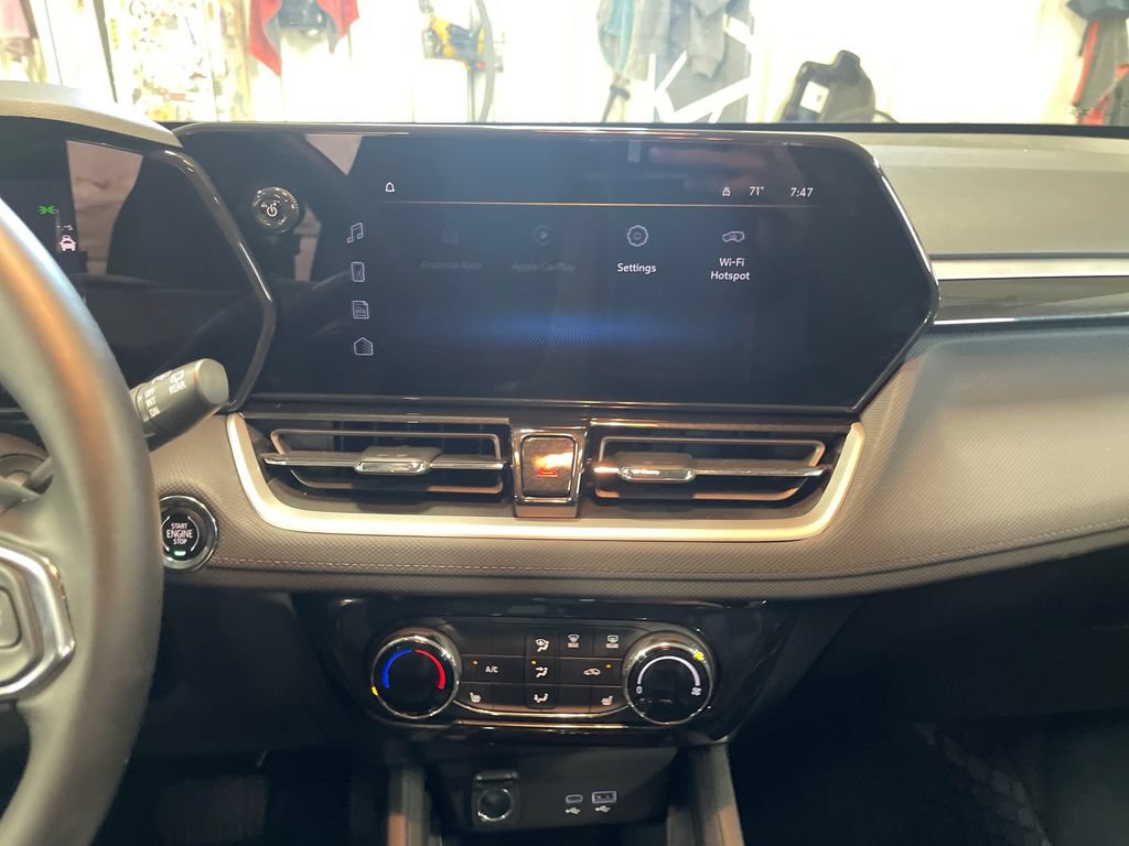 Used 2025 Chevrolet TrailBlazer LT w/ LT Cold Weather Package AWD/4WD image 19
