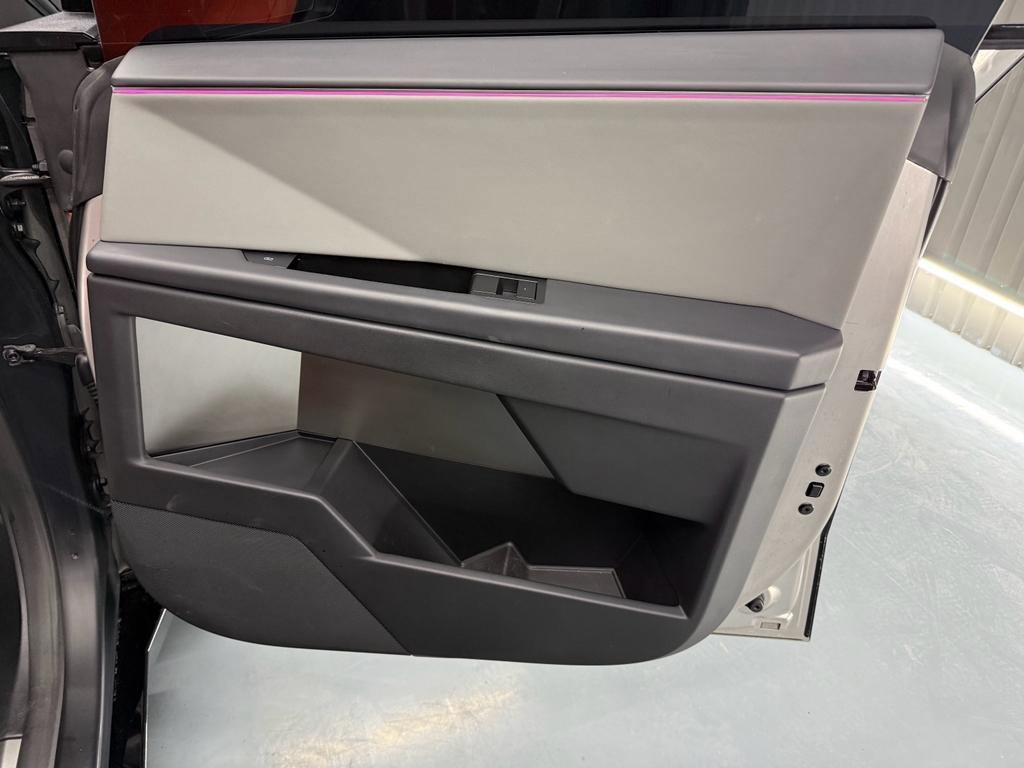 Used 2024 Tesla Cybertruck AWD Crew Cab image 27