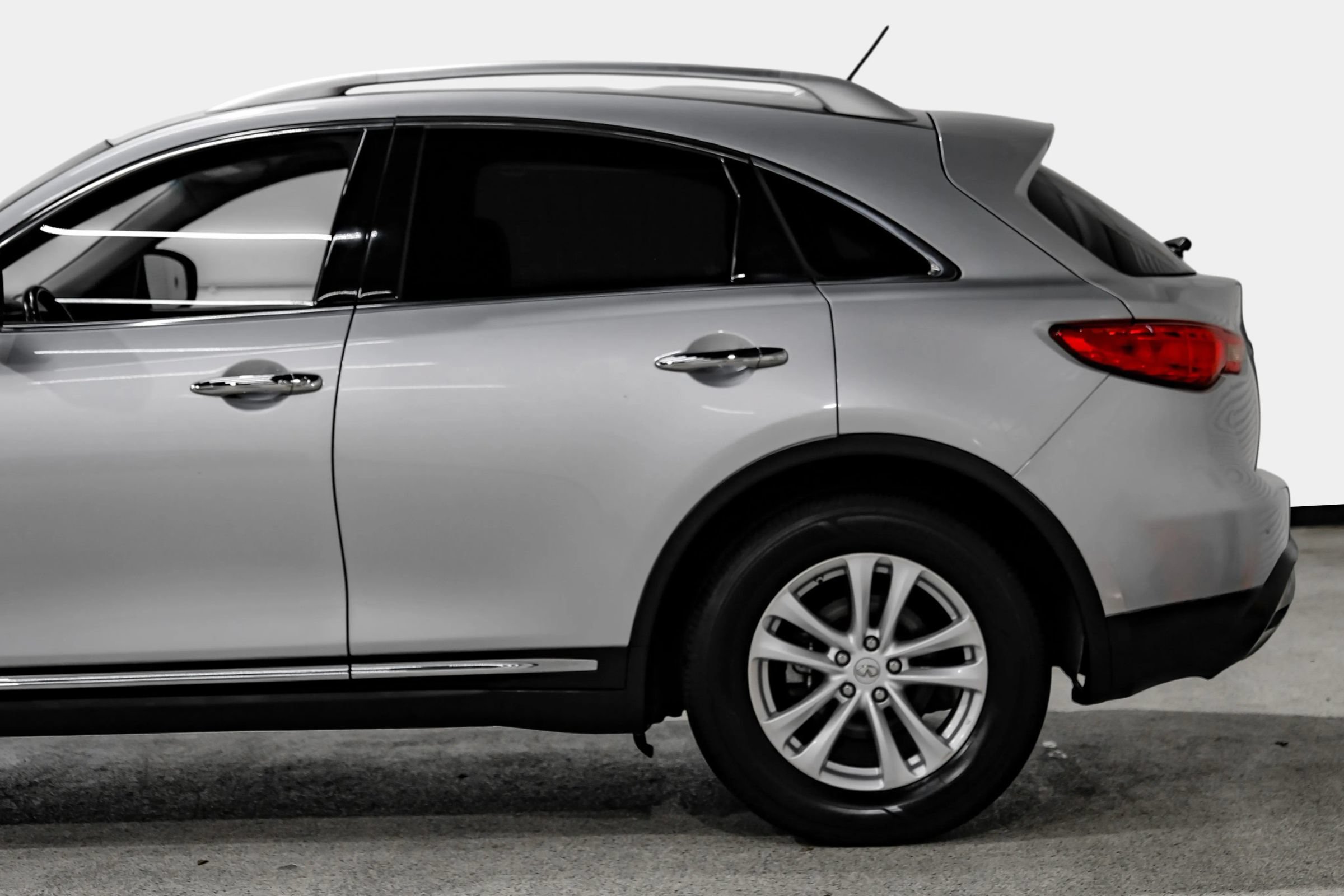 Used 2017 INFINITI QX70 AWD w/ Premium Package image 11