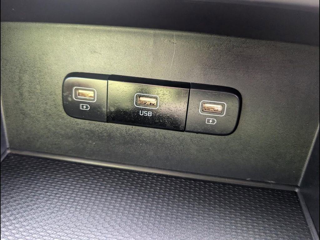 Used 2024 Kia Carnival LX image 17