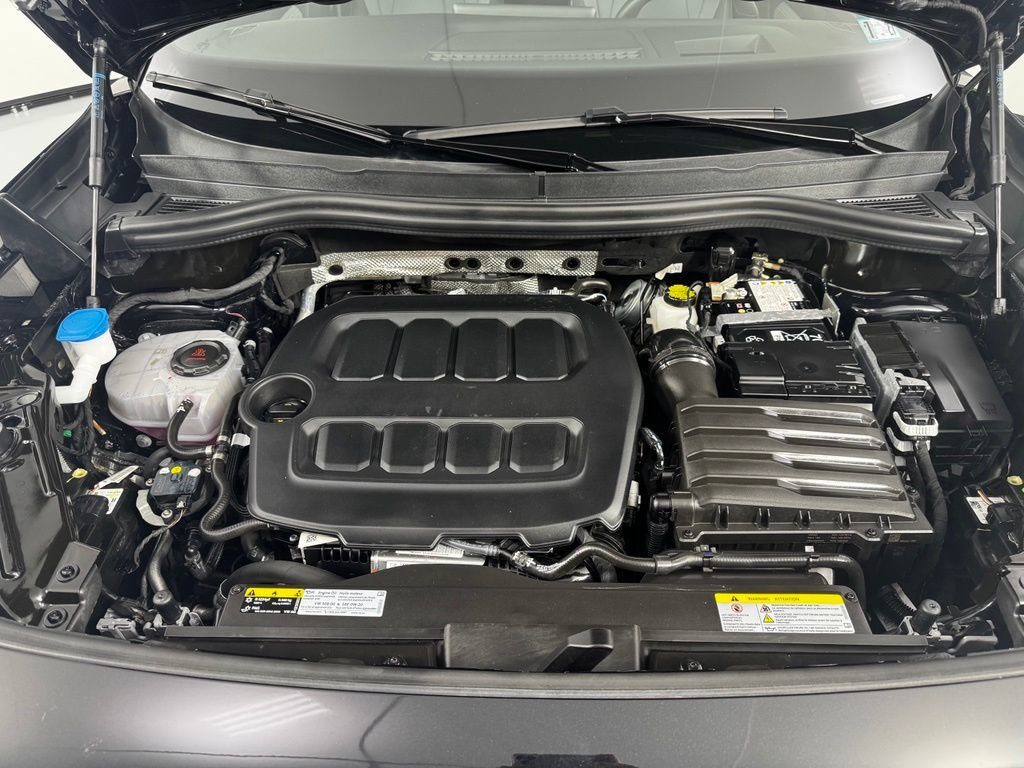 Used 2025 Volkswagen Tiguan SE R-Line AWD/4WD image 11