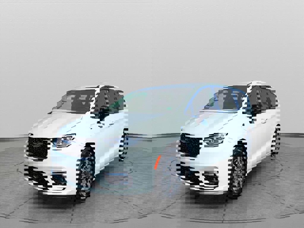 Used 2024 Chrysler Pacifica Select