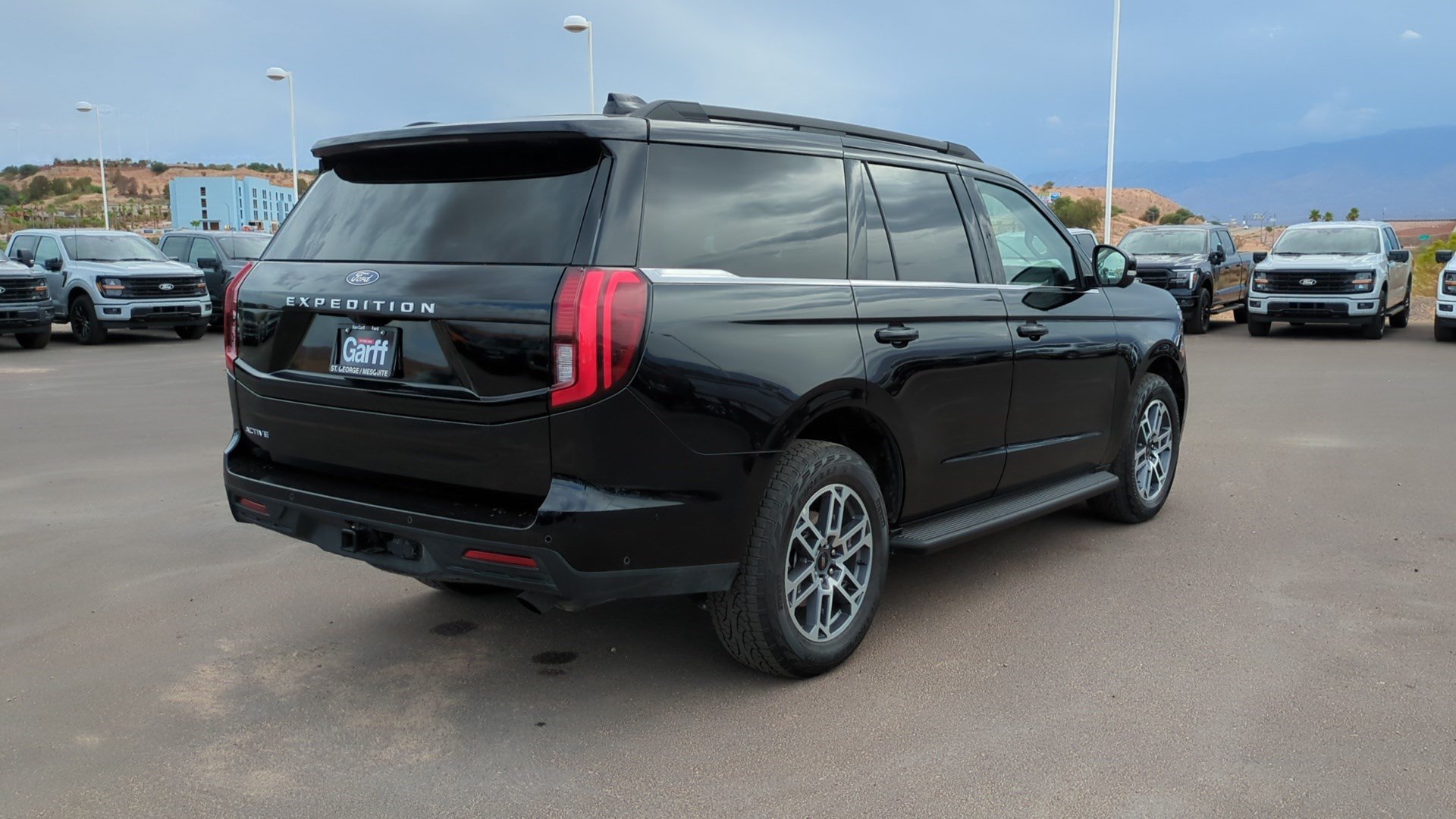 Used 2025 Ford Expedition Active AWD/4WD image 3