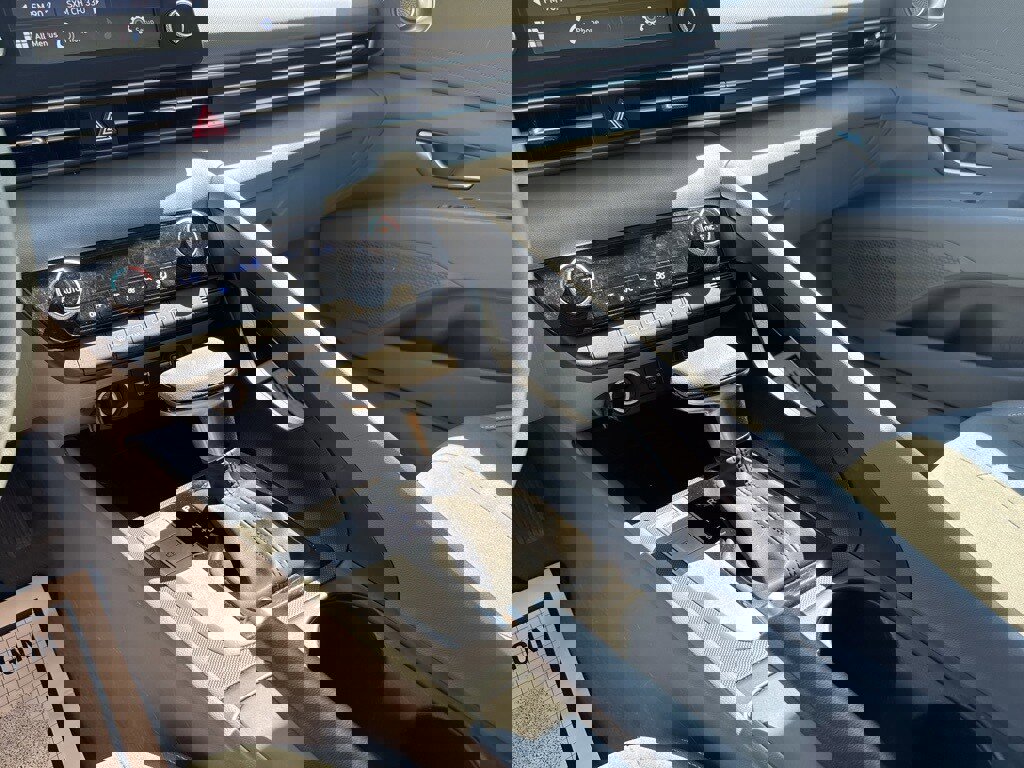 Used 2023 Hyundai Elantra SEL image 25