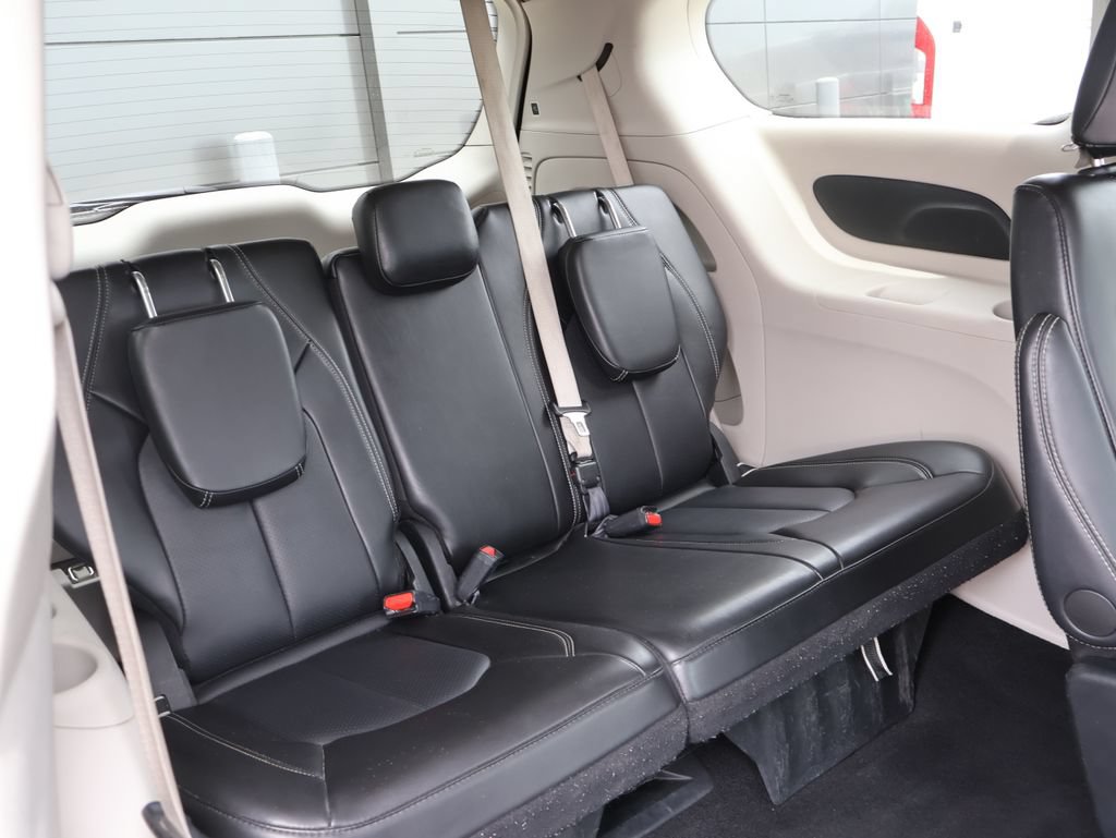 Used 2024 Chrysler Pacifica Touring-L FWD image 11