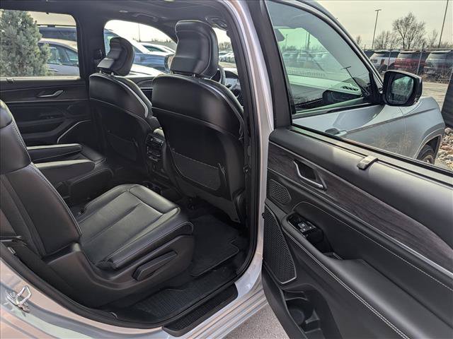 Used 2025 Jeep Grand Cherokee L Overland w/ Luxury Tech Group IV AWD/4WD image 16