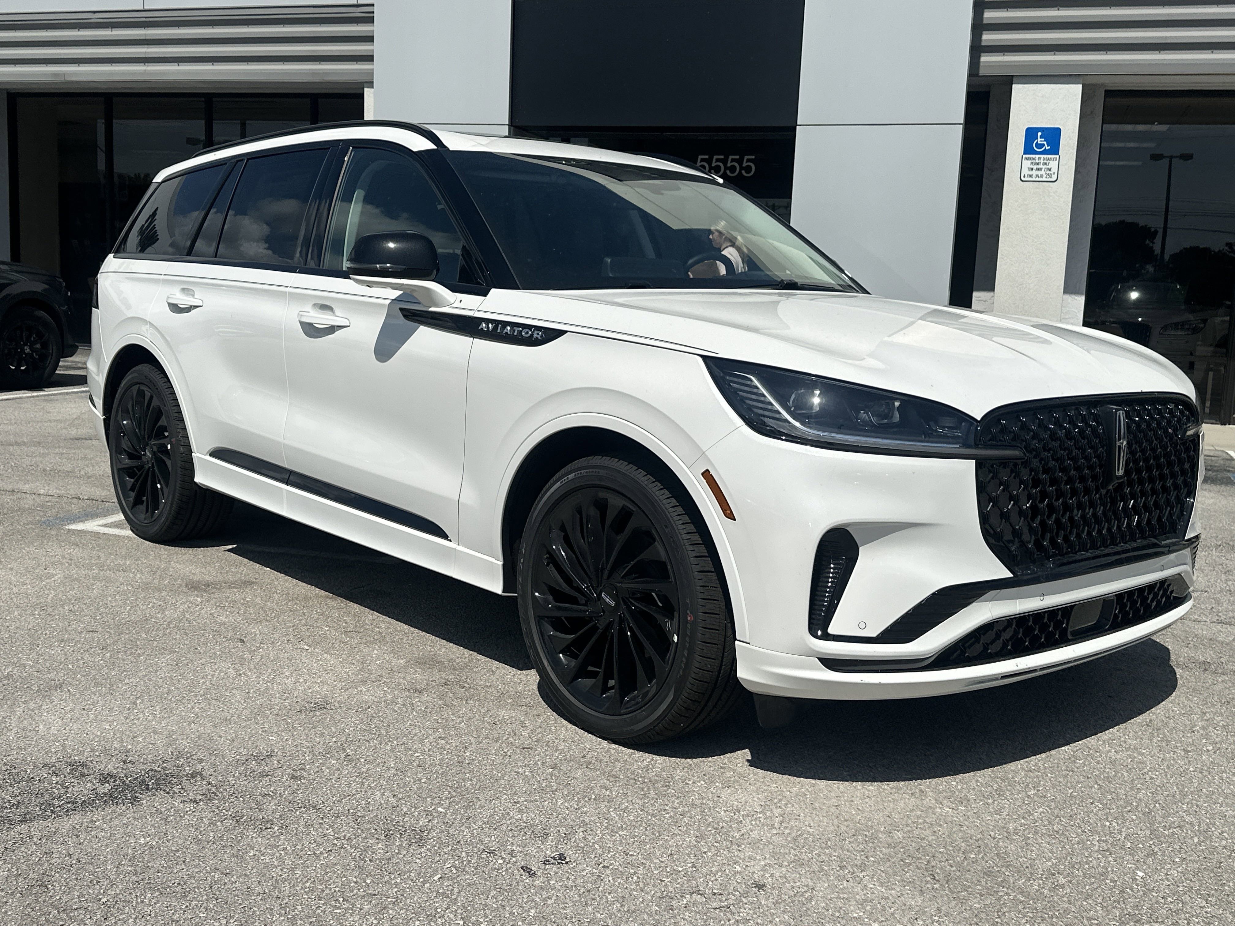 New 2025 Lincoln Aviator Reserve w/ Luxury Package image 4