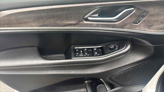 Used 2023 Jeep Grand Cherokee Limited w/ Black Appearance Package image 11