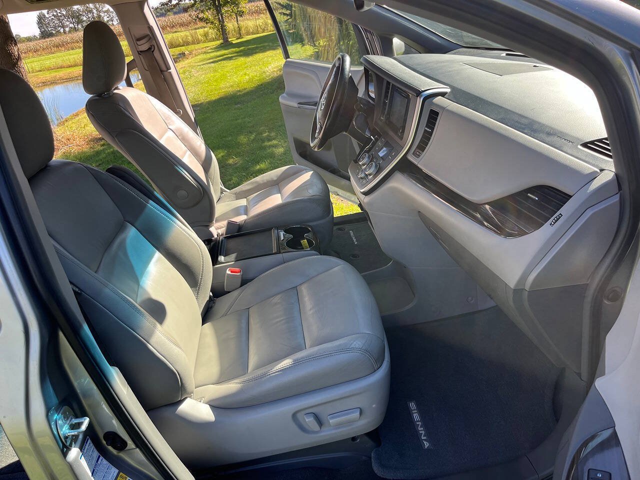 Used 2015 Toyota Sienna XLE Premium AWD/4WD image 5