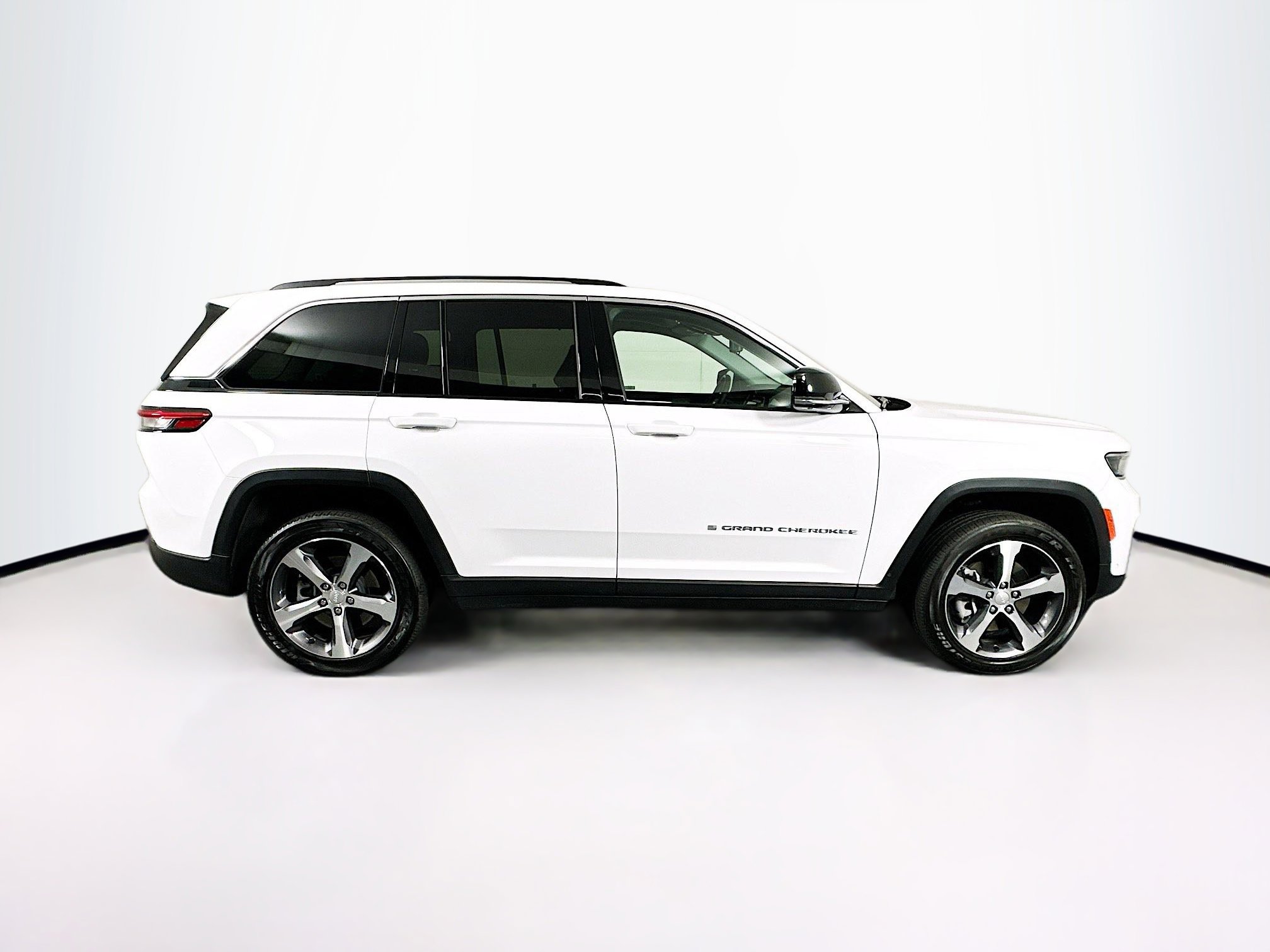 Used 2023 Jeep Grand Cherokee 4WD 4xe w/ Luxury Tech Group II image 10