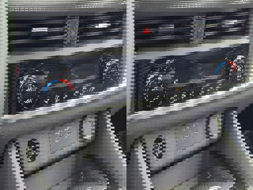 Used 2025 Nissan Rogue SV FWD image 27