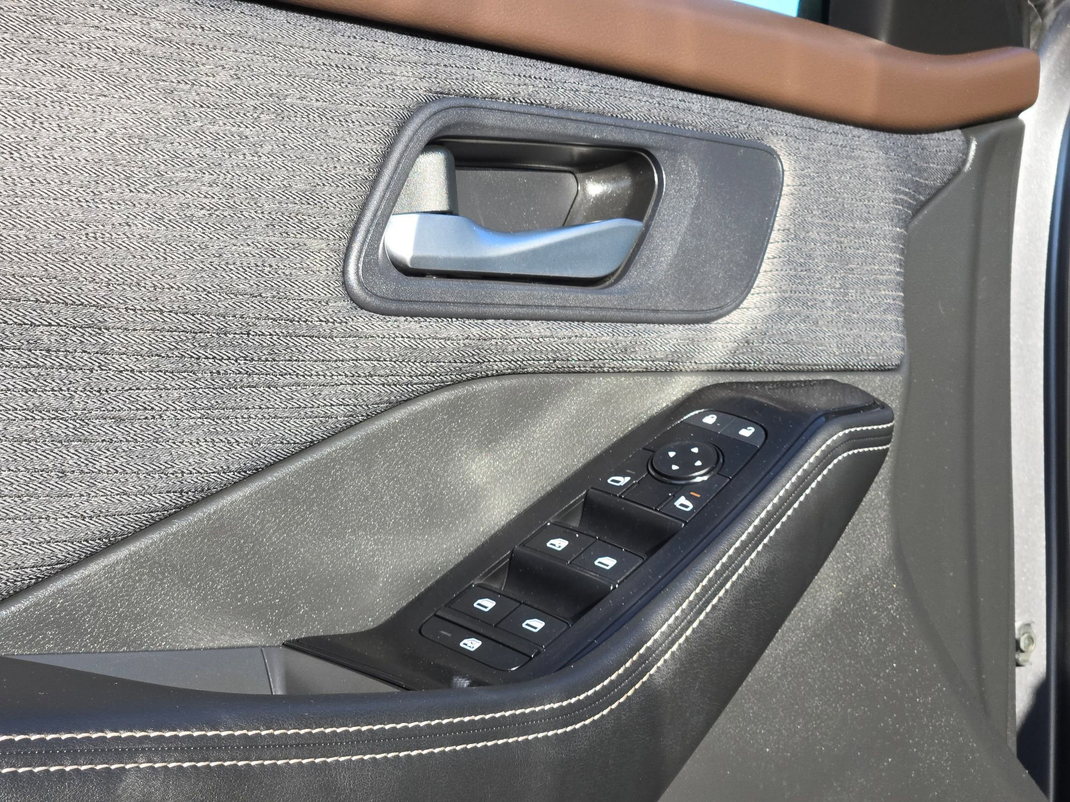 Used 2023 Nissan Rogue SV image 12