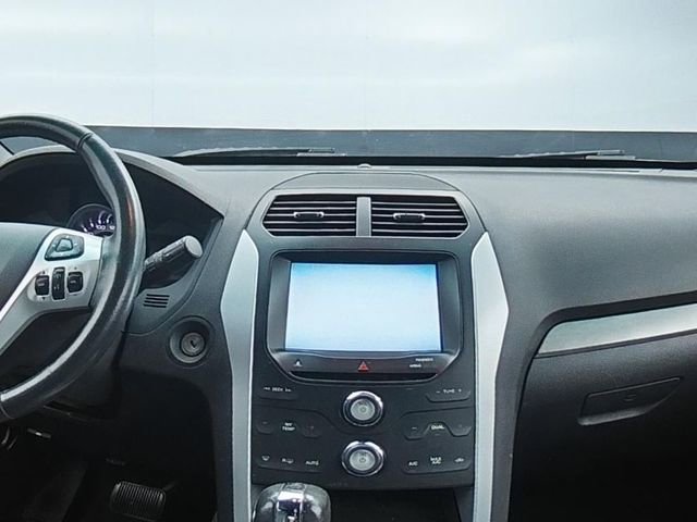 Used 2015 Ford Explorer XLT w/ Equipment Group 202A AWD/4WD image 18