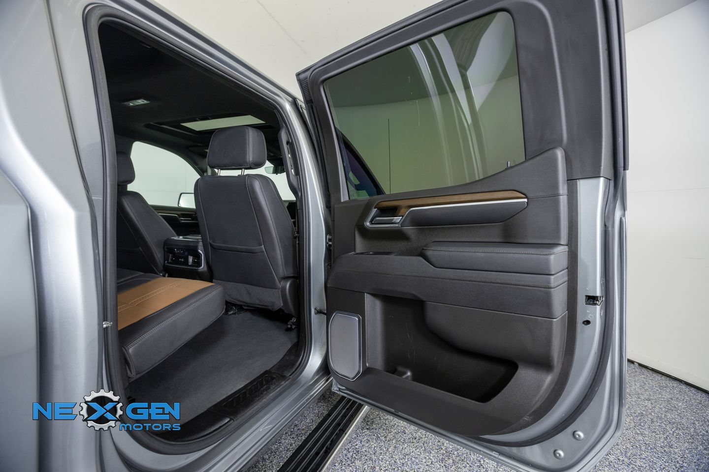 Used 2025 Chevrolet Silverado 1500 High Country w/ Technology Package AWD/4WD image 36