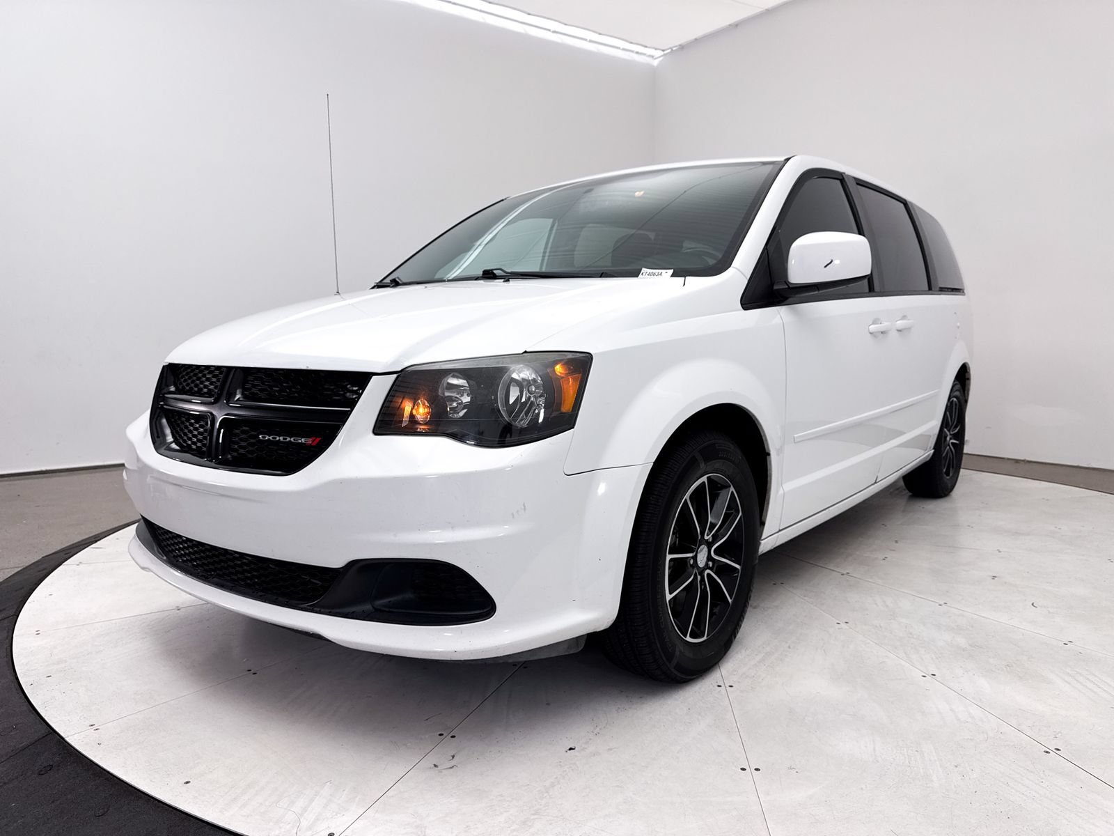 Used 2017 Dodge Grand Caravan SE FWD image 3