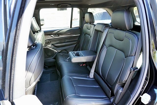 New 2026 Jeep Grand Cherokee Limited w/ Limited Altitude Package AWD/4WD image 21