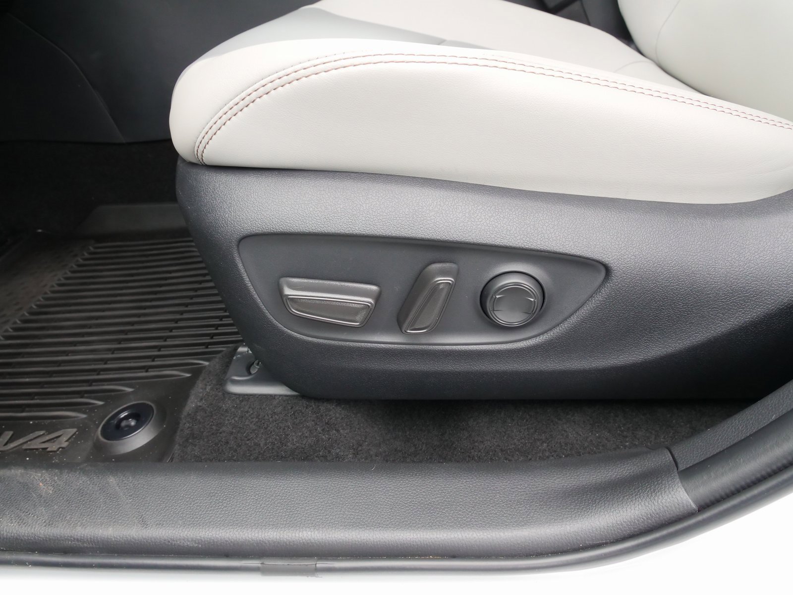 Used 2025 Toyota RAV4 XLE Premium image 18