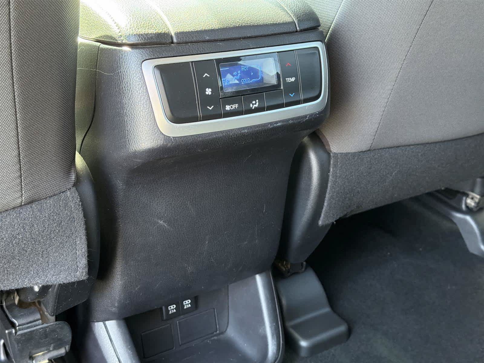 Used 2019 Toyota Highlander LE FWD image 39