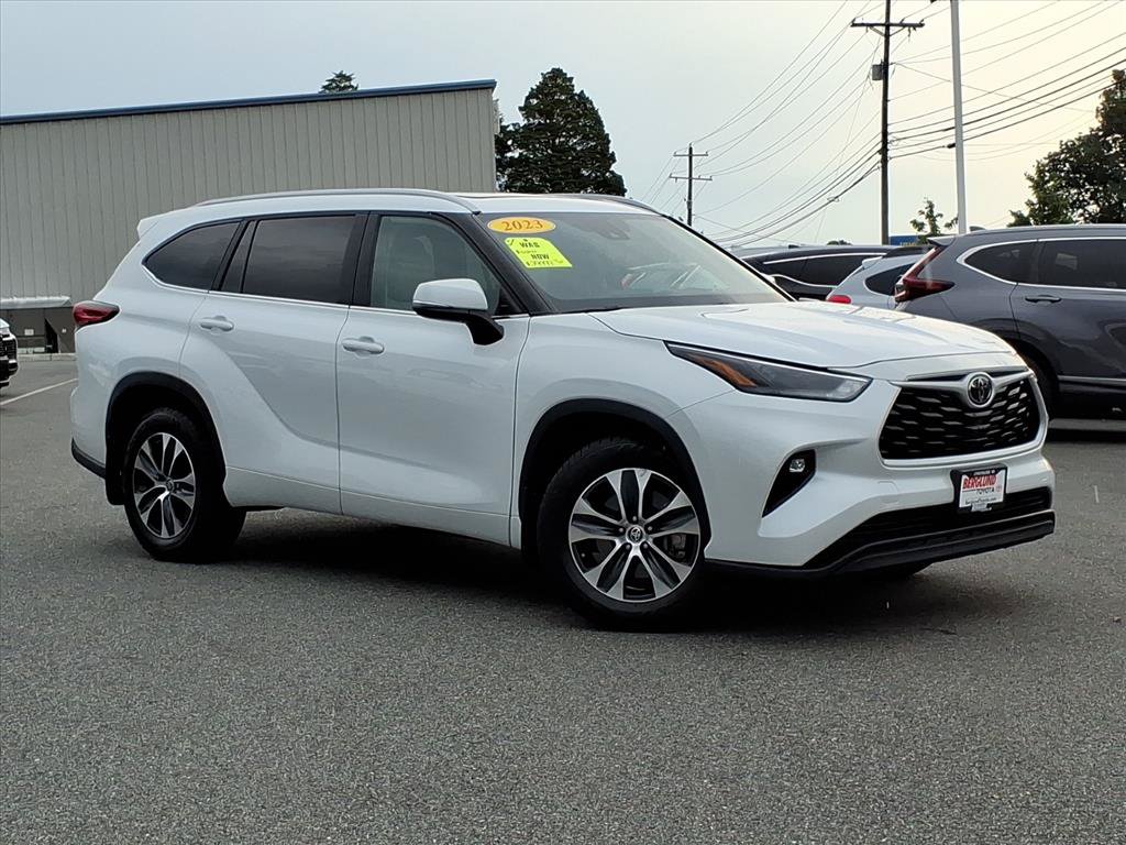 Used 2023 Toyota Highlander XLE AWD/4WD image 2
