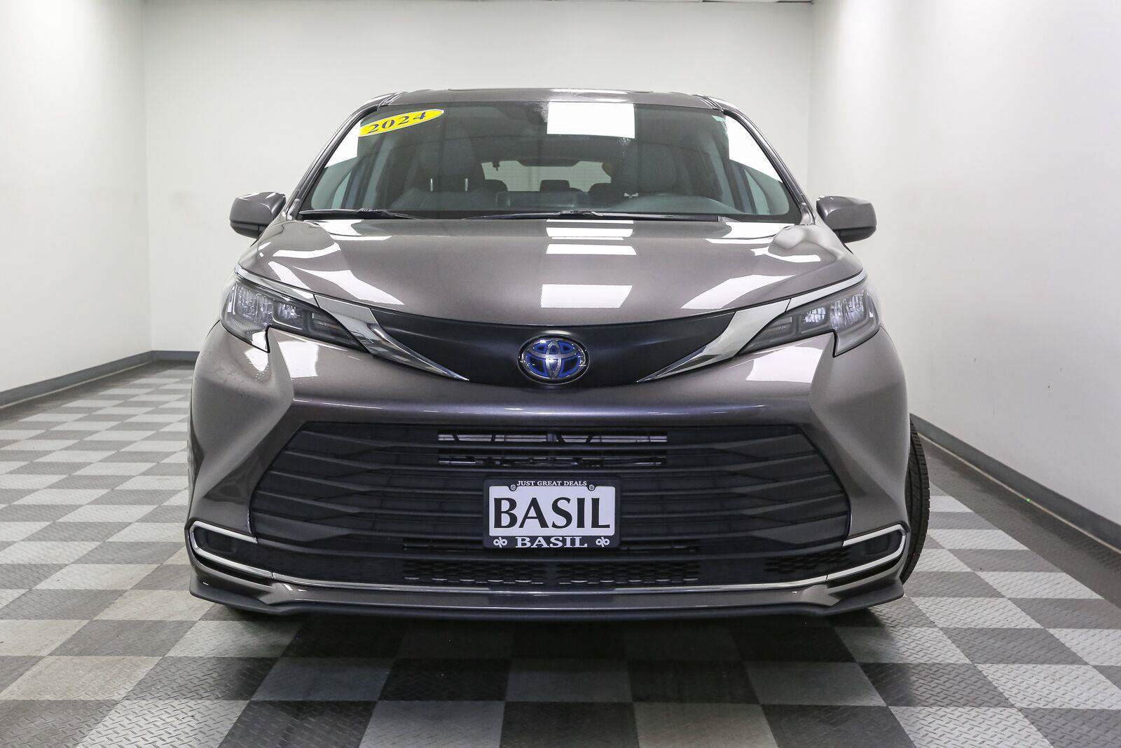 Used 2024 Toyota Sienna XLE FWD image 3