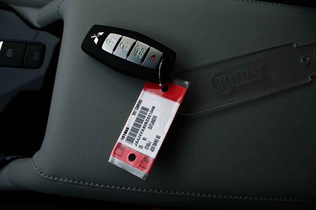 New 2025 Mitsubishi Outlander SE image 28