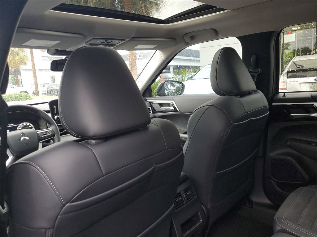 New 2025 Mitsubishi Outlander SE image 12