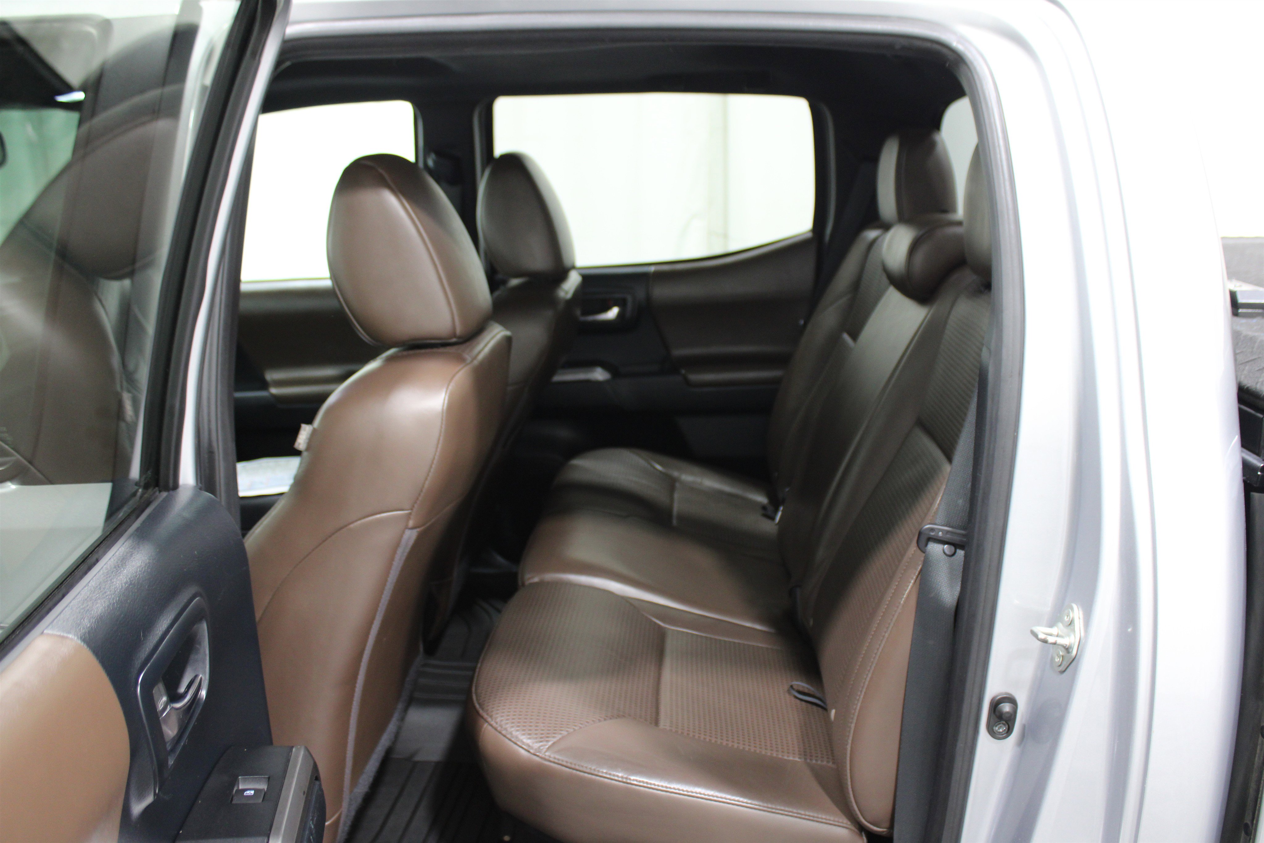 Used 2016 Toyota Tacoma Limited image 29