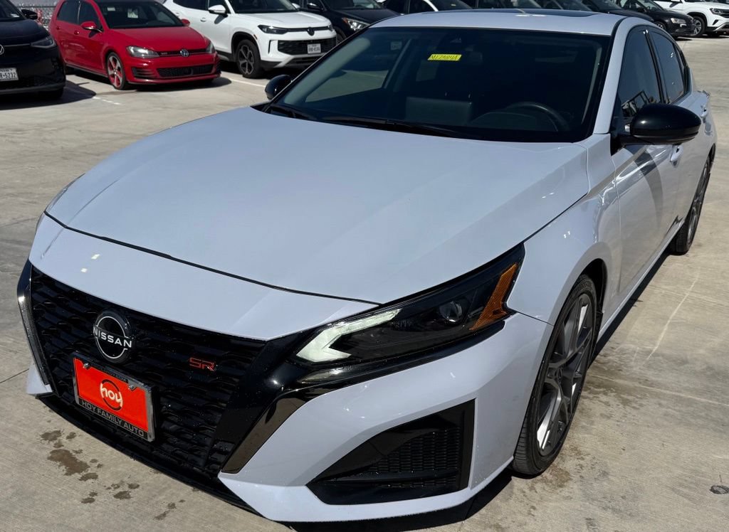 Used 2024 Nissan Altima 2.0 SR FWD image 2