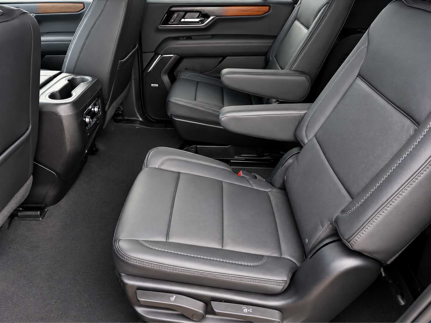 Used 2025 GMC Yukon XL Denali AWD/4WD image 7