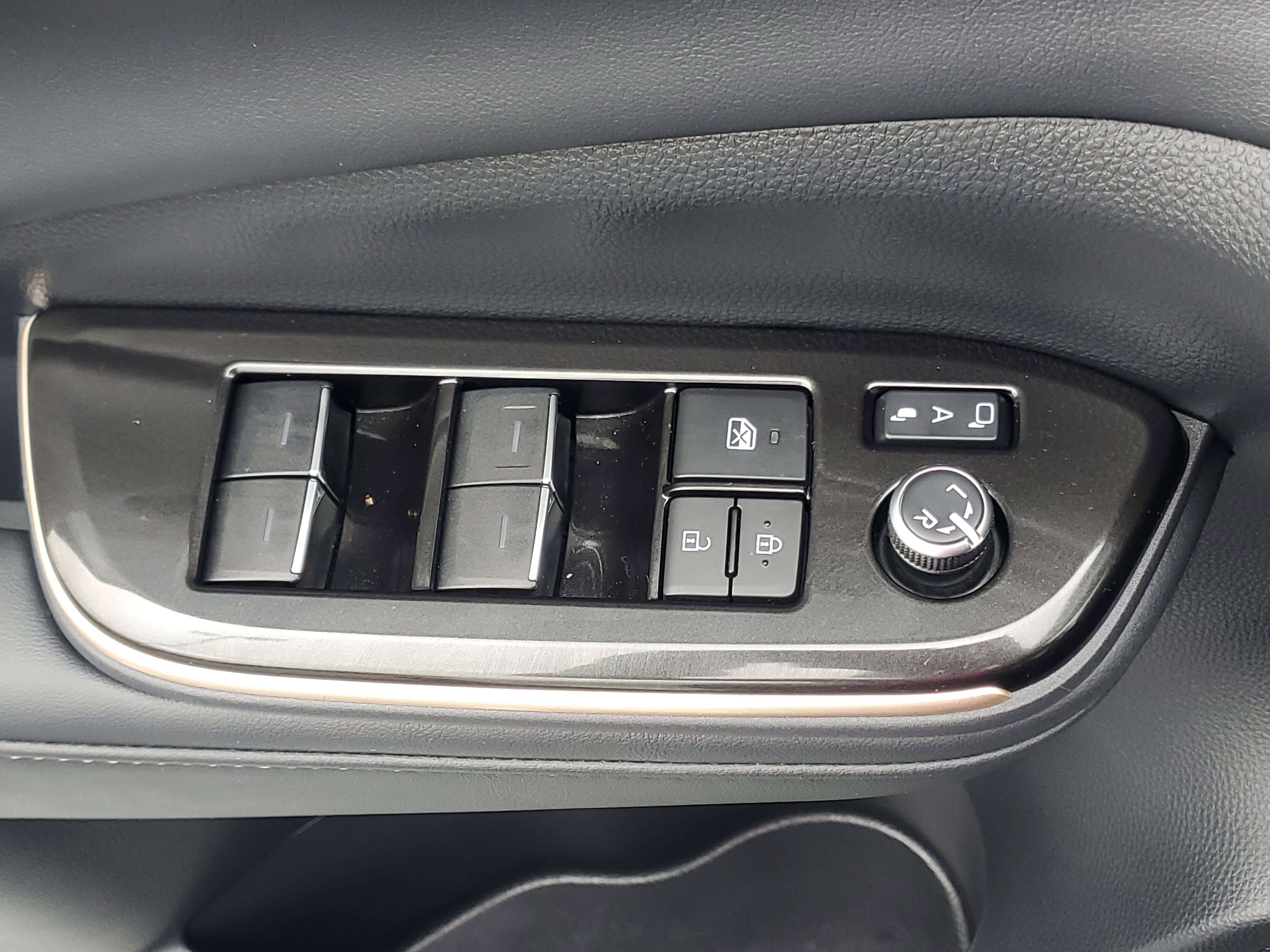 Used 2025 Toyota Crown Signia XLE image 22