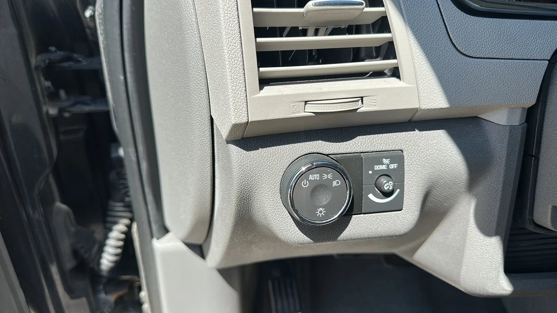 Used 2012 Chevrolet Traverse LT FWD image 21