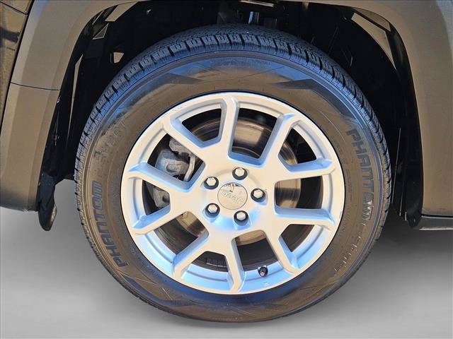 Used 2020 Jeep Renegade Latitude FWD image 23