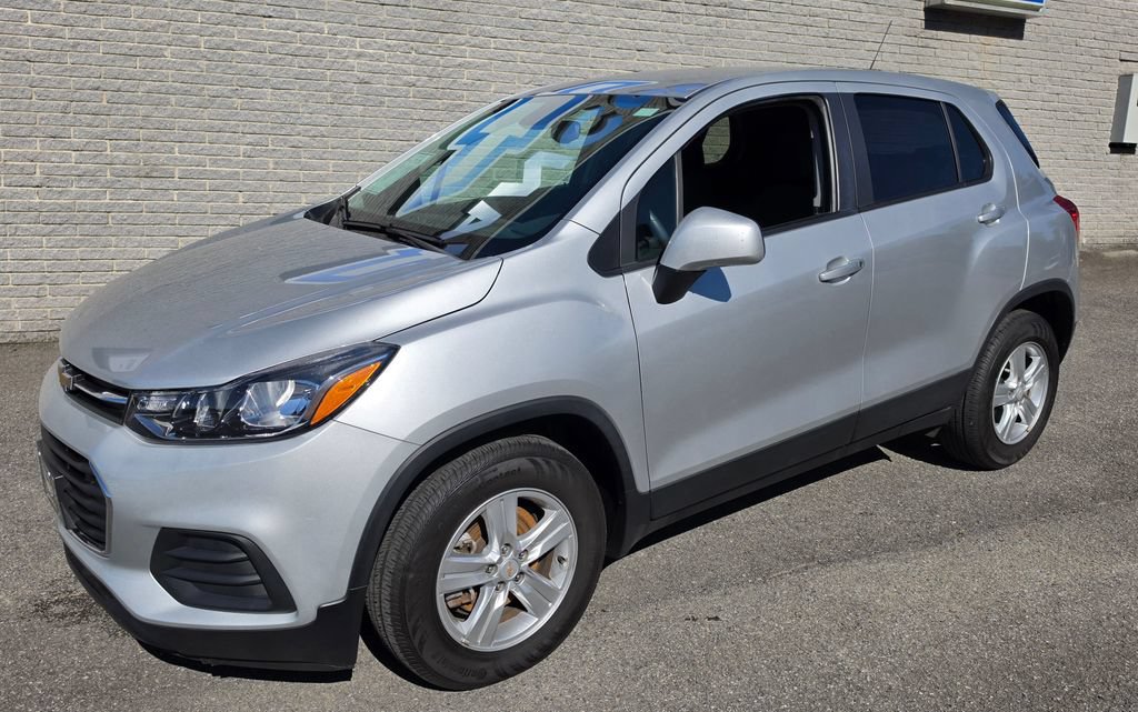 Used 2022 Chevrolet Trax LS w/ Tint and Cruise Package FWD image 4