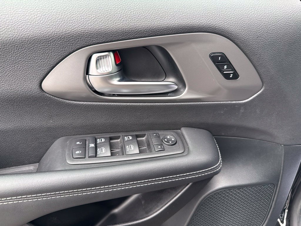 Used 2025 Chrysler Pacifica Select FWD image 10