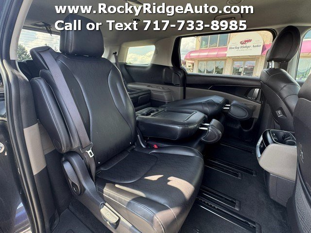 Used 2025 Kia Carnival FWD image 17
