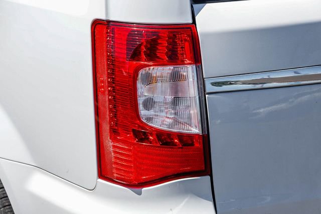 Used 2016 Chrysler Town & Country Touring FWD image 10