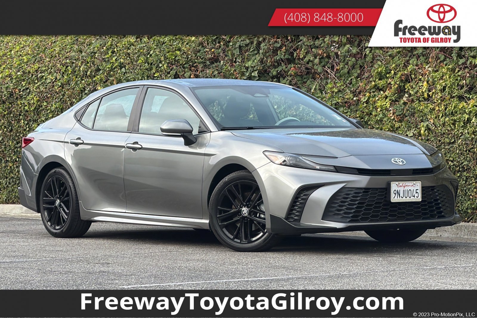 Used 2025 Toyota Camry SE w/ Convenience Package FWD image 1