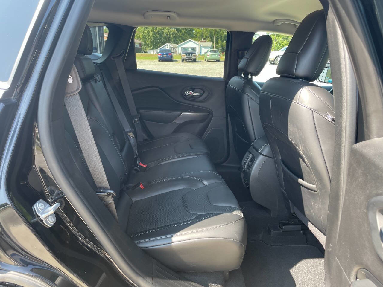 Used 2019 Jeep Cherokee Limited image 17