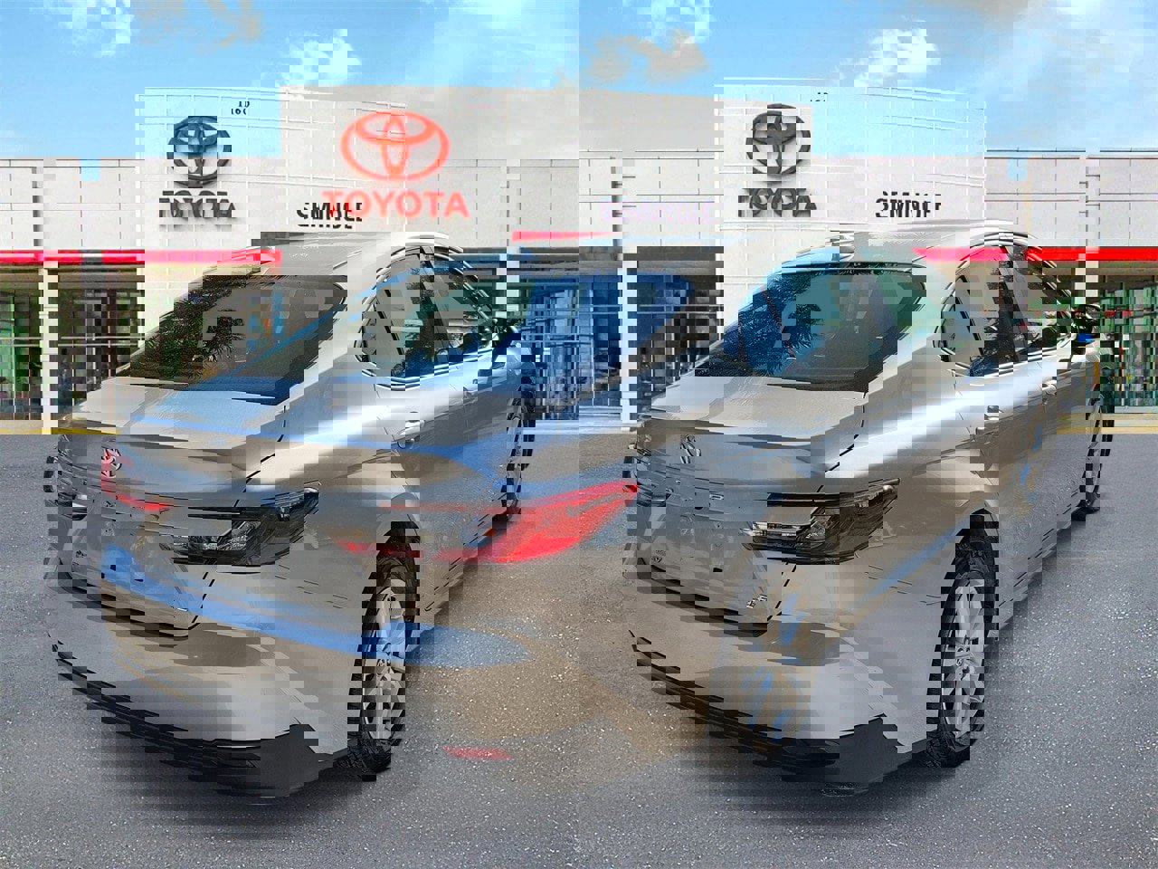 Used 2025 Toyota Camry LE image 3