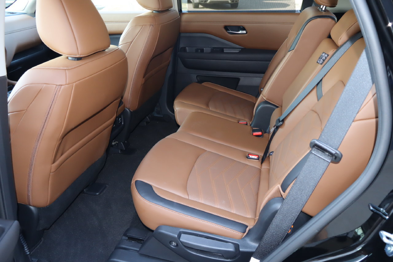 Used 2025 Nissan Pathfinder Platinum w/ Black Appearance Package FWD image 6