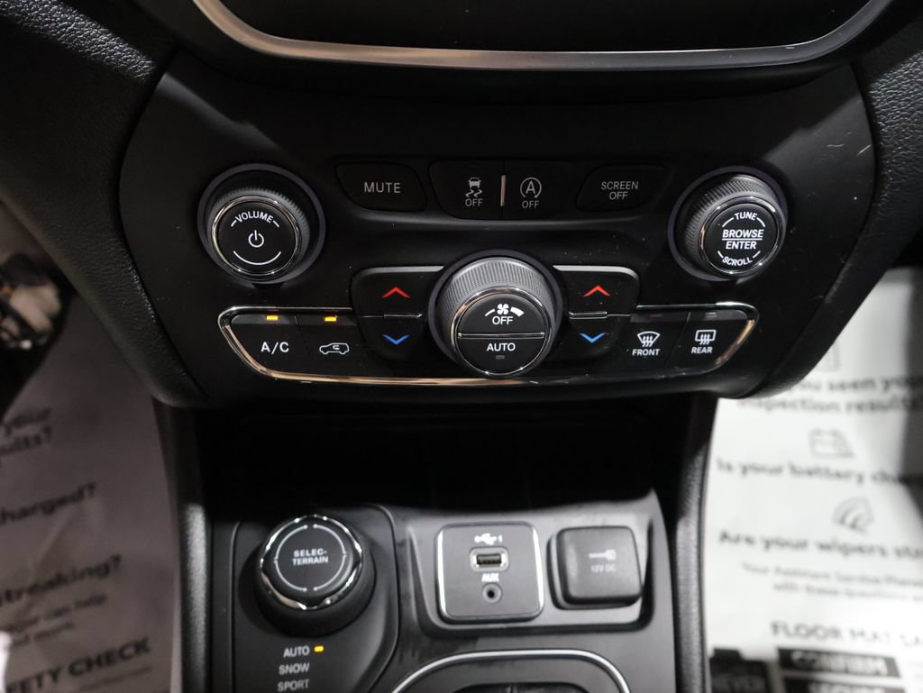 Used 2021 Jeep Cherokee Latitude Lux w/ Comfort/Convenience Group AWD/4WD image 28