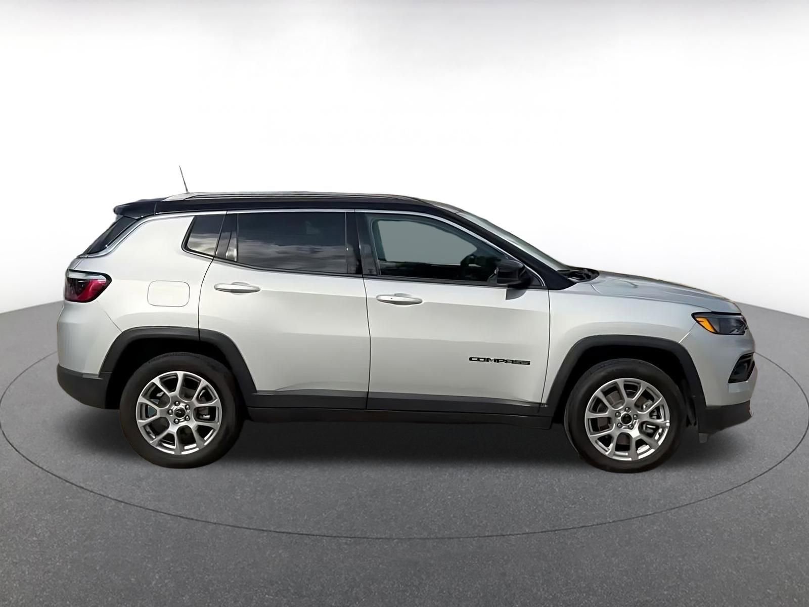 Used 2025 Jeep Compass Limited AWD/4WD image 16