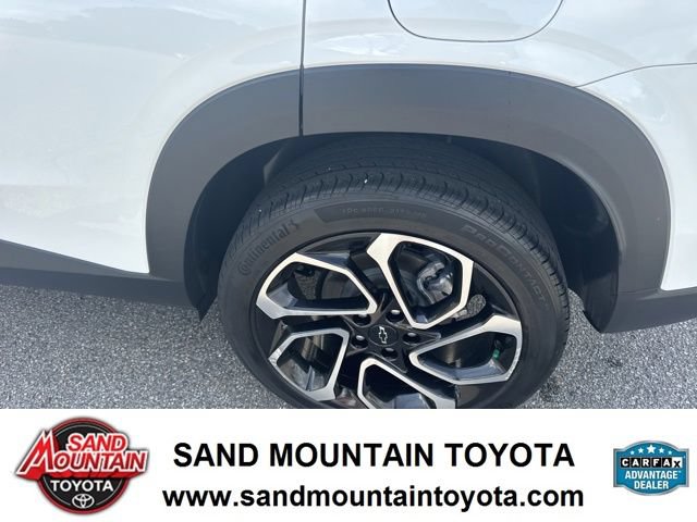 Used 2024 Chevrolet Trax RS w/ Sunroof Package FWD image 12