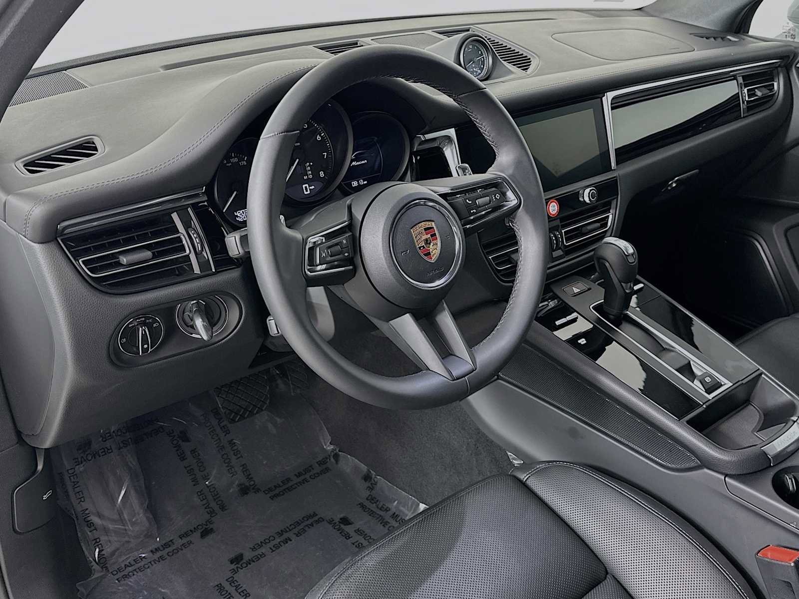 Certified 2025 Porsche Macan AWD/4WD image 4